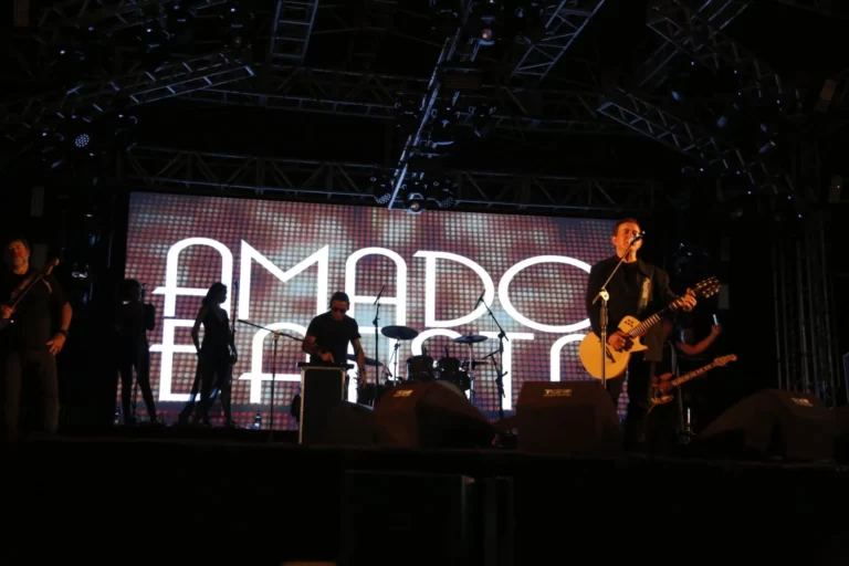 Amado Batista lota Praça de tudo quanto é público no primeiro dia de Festival América do Sul