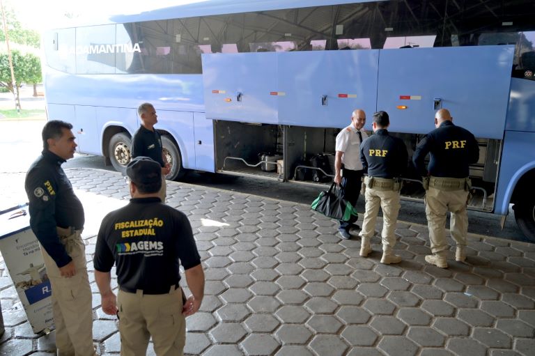Agems e PRF orientam mais de 400 passageiros de ônibus na Operação Rodovida