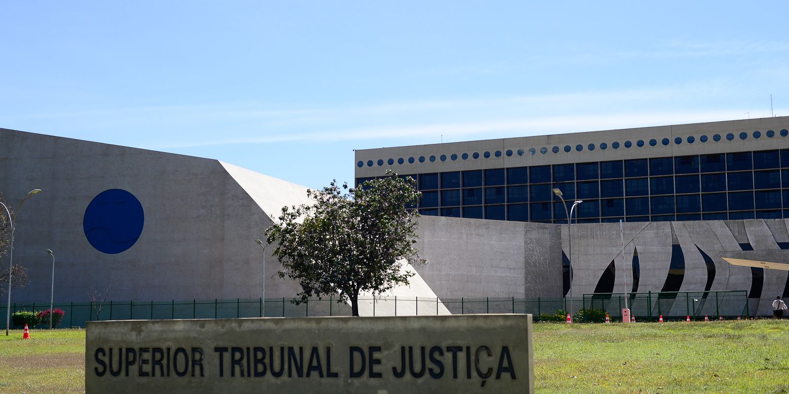 Arma de brinquedo no roubo gera grave ameaca decide STJ