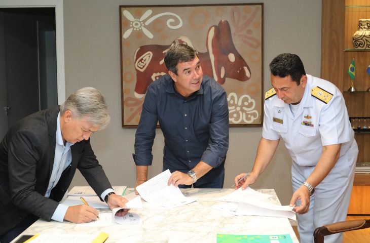 Governo e Marinha selam cooperação para operações de evacuação aeromédicas em helicópteros