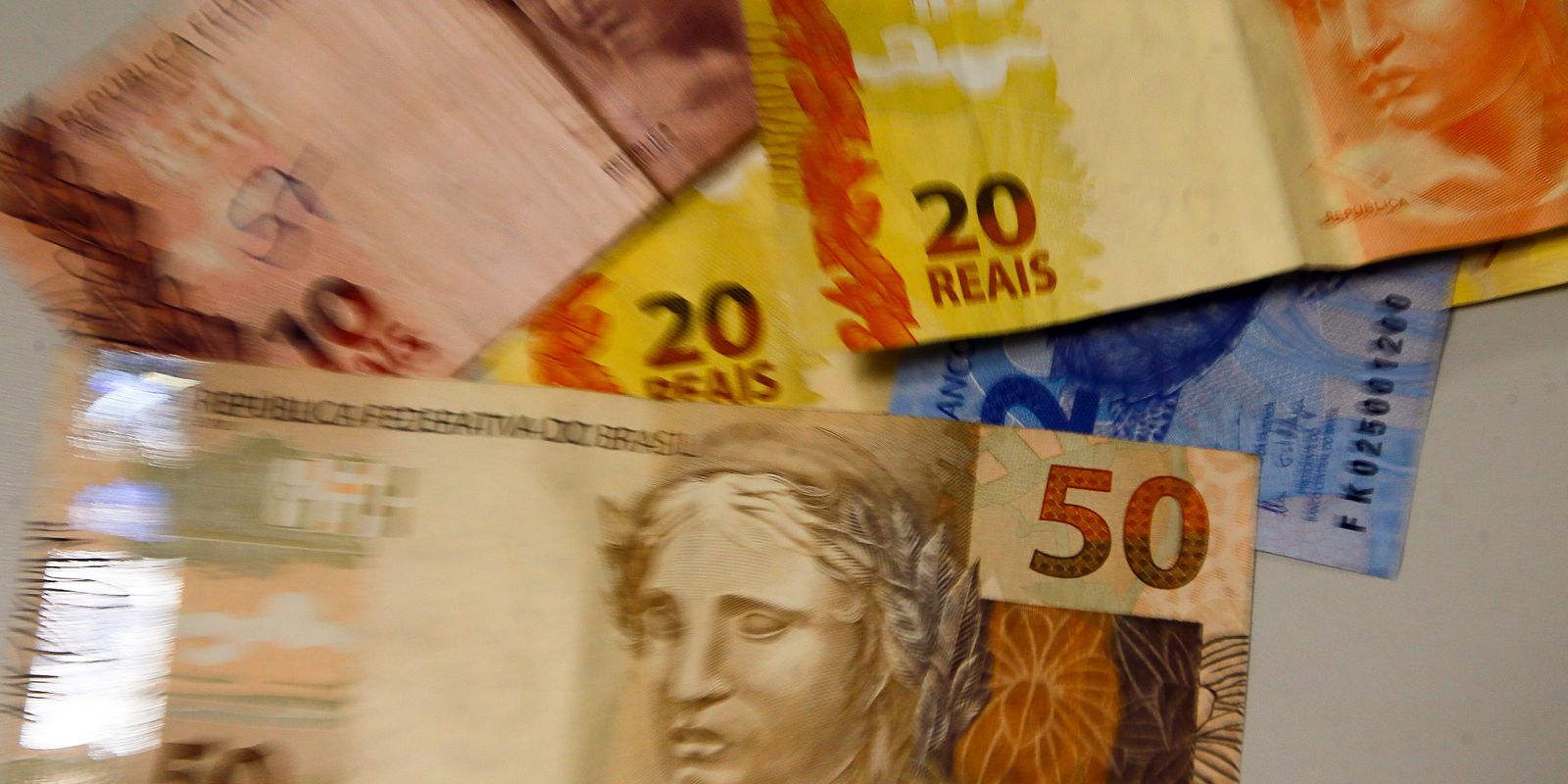 Lula assina decreto que reajusta salario minimo para R 1412
