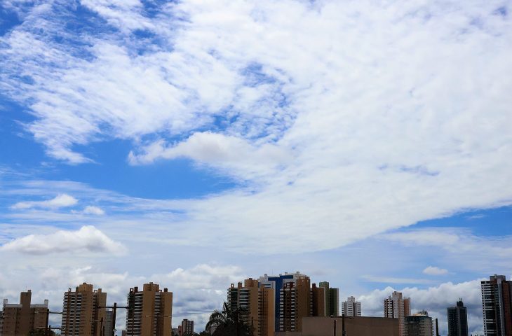 Frente fria muda o tempo em MS e pode provocar chuvas com ventos fortes e raios entre terça e quarta-feira