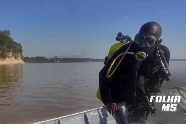 Bombeiros procuram homem que caiu de embarcação em Corumbá