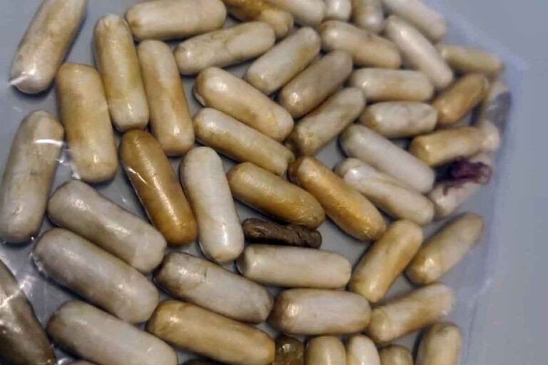 Boliviano morre após ingerir 35 cápsulas de cocaína e corpo é abandonado na fronteira