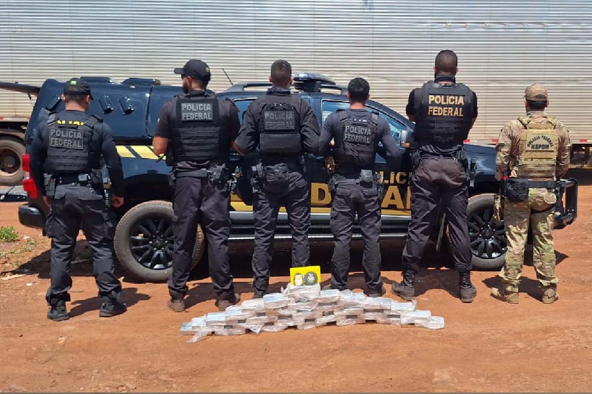 Você está visualizando atualmente Caminhoneiro é preso pela PF com R$ 21 mil reais e 31 quilos de cocaína em Corumbá