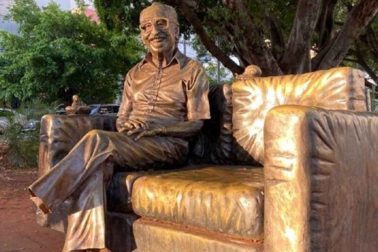 Estátua Manoel de barros