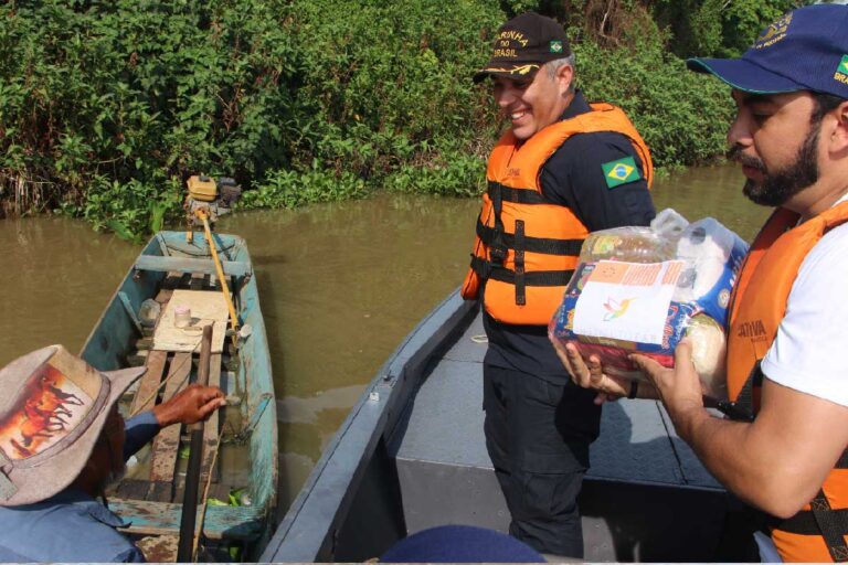 Cestas básicas chegam a ribeirinhos do Pantanal com apoio da Marinha