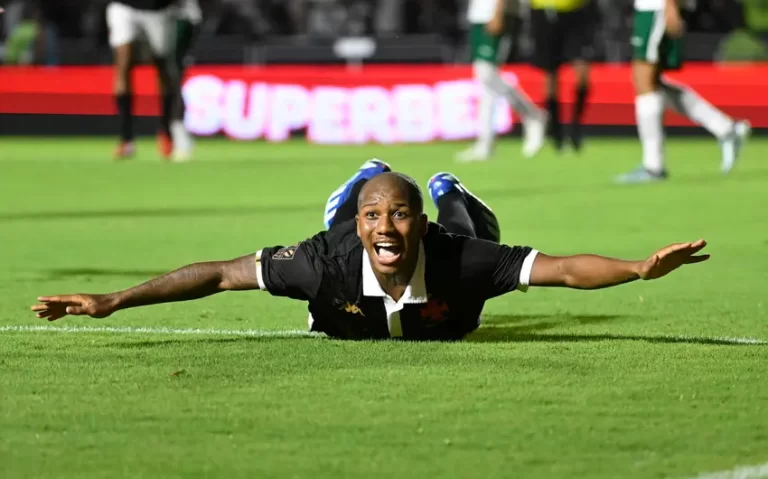 Em jogo de golaços, Vasco vence o Boavista na estreia do Carioca