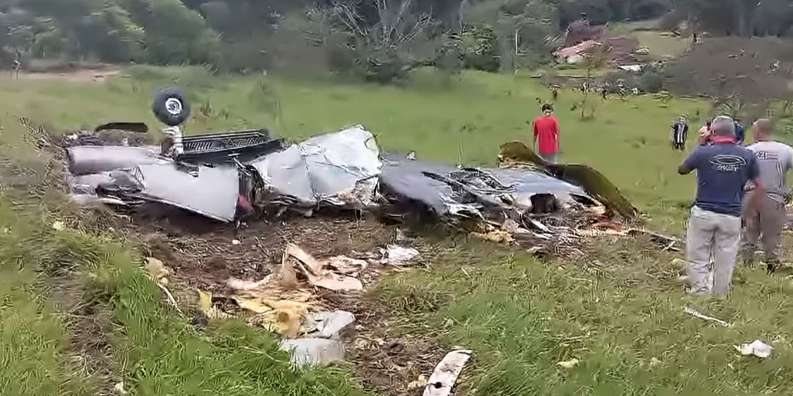 Aviao cai em Minas Gerais e deixa sete mortos