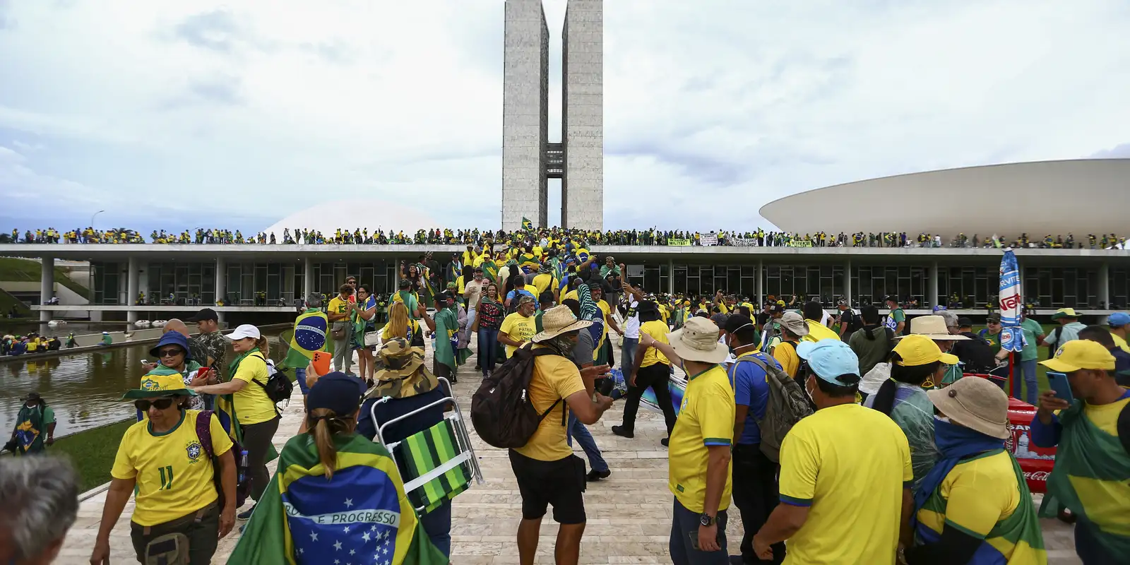 Camara inaugura exposicao para marcar um ano dos ataques de