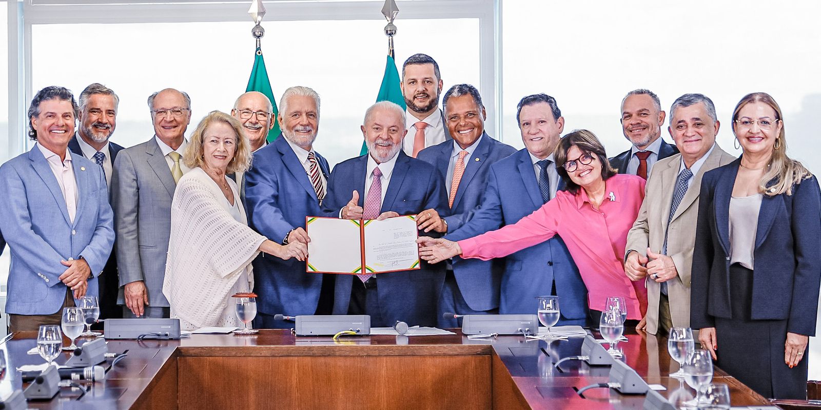 Lula sanciona lei que define revisao de pagamento de servicos