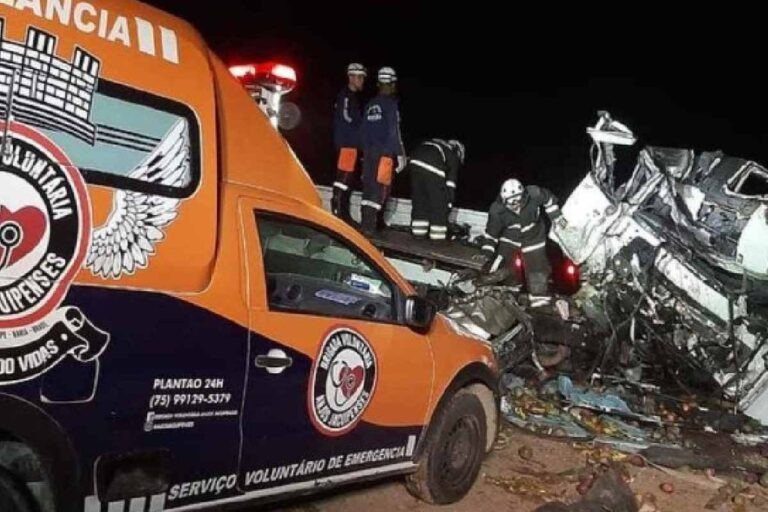 Acidente entre caminhão e micro-ônibus mata 25 pessoas na Bahia