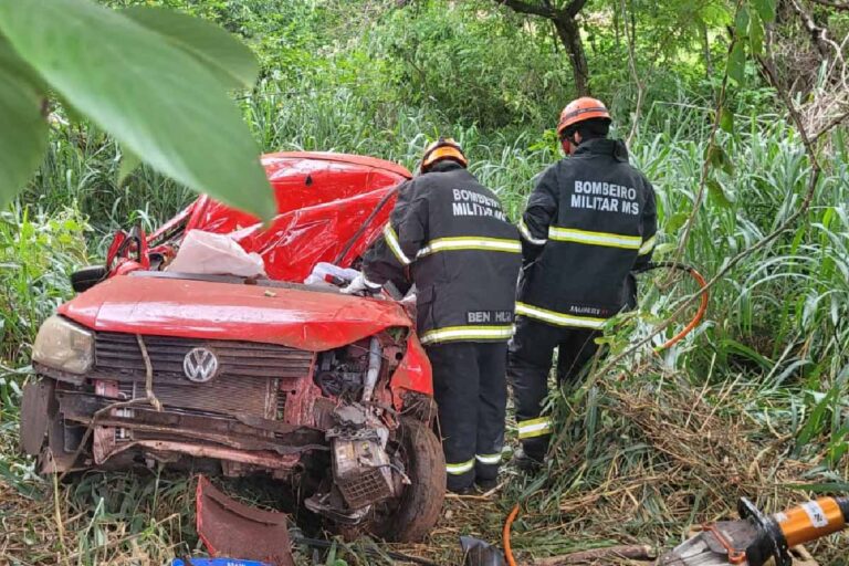 Homem morre após colidir carro em árvore na BR-262