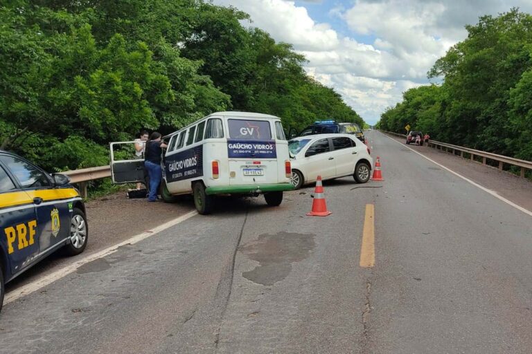 Uma pessoa morre e seis ficam gravemente feridas em colisão frontal na BR-262