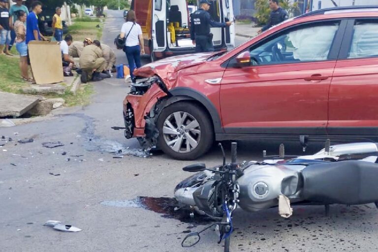 Com suspeita de fratura nas duas pernas, motociclista é socorrido pelos bombeiros em Corumbá