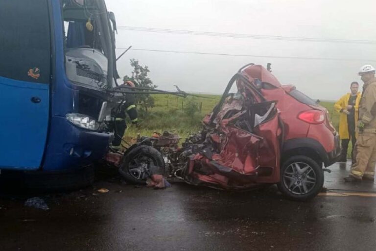 Colisão entre ônibus que saiu de Corumbá e carro deixa quatro pessoas mortas em Bataguassu