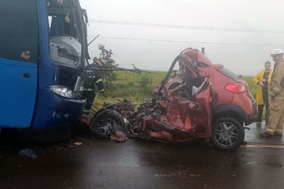 Você está visualizando atualmente Colisão entre ônibus que saiu de Corumbá e carro deixa quatro pessoas mortas em Bataguassu