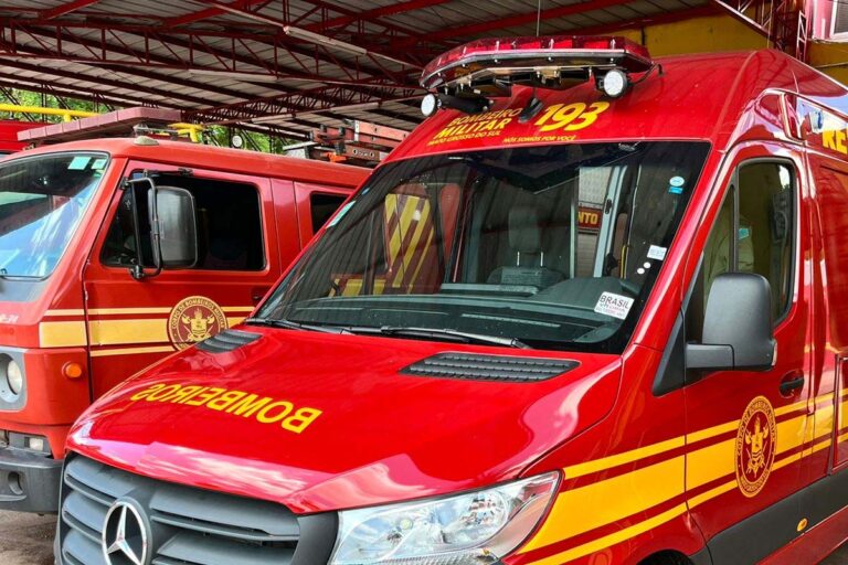 Mulher de 32 anos fica inconsciente após escorregar enquanto lavava calçada em Corumbá; foi socorrida pelo Corpo de Bombeiros e encaminhada ao hospital.