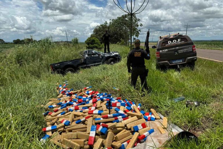 Traficante fura bloqueio e capota com caminhonete carregada de entorpecentes em MS