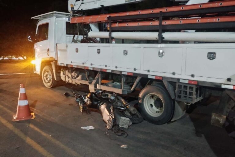 Jovem pula de moto antes de colisão com caminhão em Corumbá