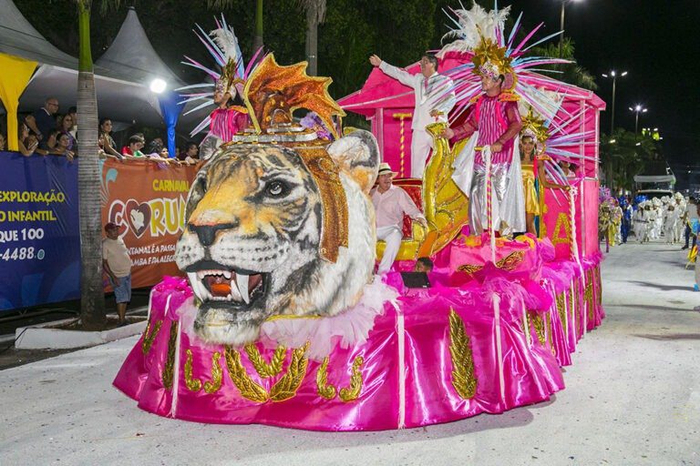 A Pesada encerra desfile com homenagem a médico corumbaense