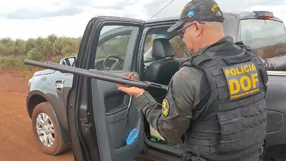 Homem com arma de fogo e municoes e preso pelo