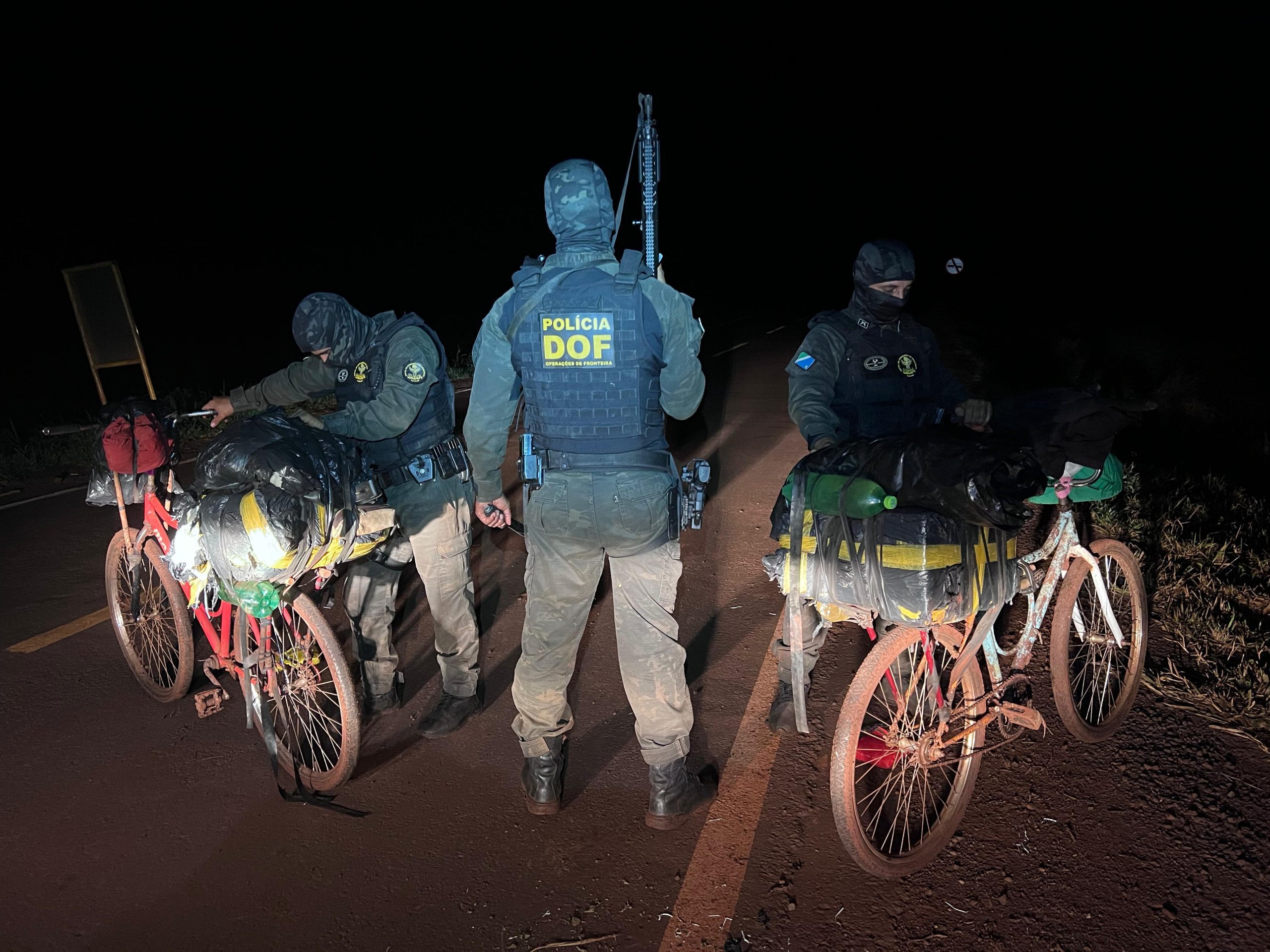Homem que seguia com maconha em bicicleta e preso pelo