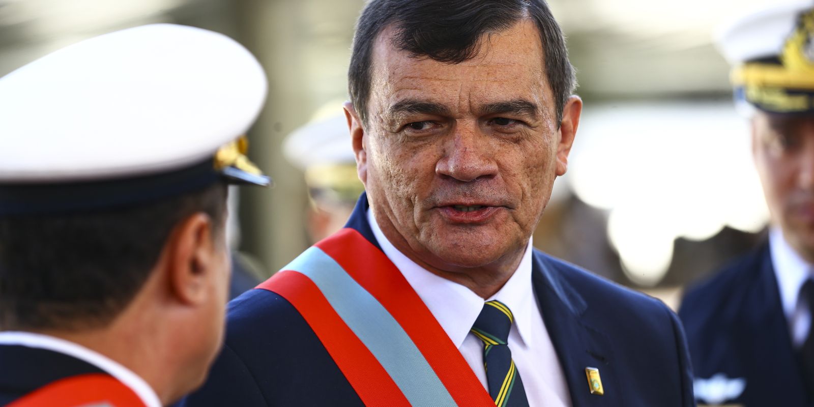 Ministro de Bolsonaro revela reunioes com militares sobre reeleicao