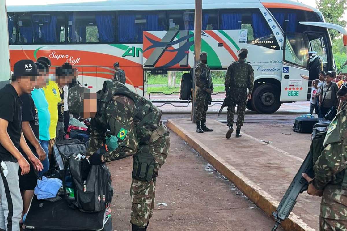 Você está visualizando atualmente Boliviano é detido pelo Exército em MS com quase R$ 90 mil em ônibus
