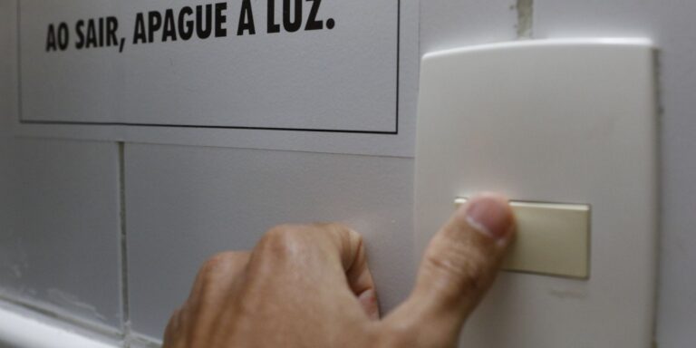 Conta de luz terá bandeira tarifária vermelha patamar 2 em agosto