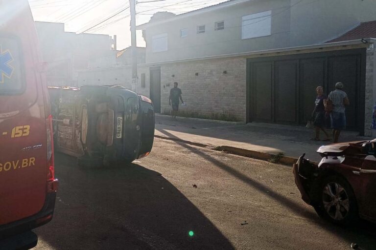 Cinco pessoas são socorridas após colisão entre carros no bairro Aeroporto