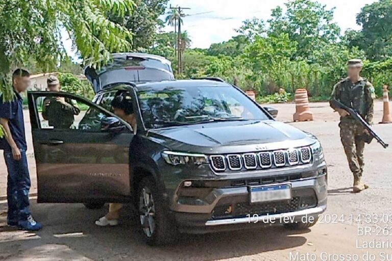 Exército recupera carro furtado em operação na fronteira em Corumbá