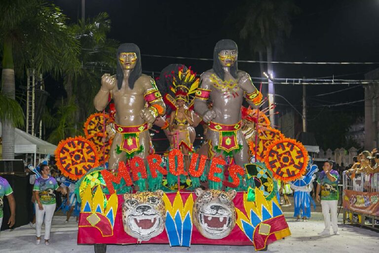 Marquês de Sapucaí abre desfile das escolas de samba honrando a bravura do povo Guaicurus