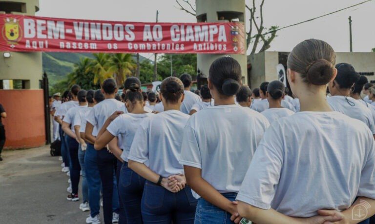 Marinha inicia a primeira turma com mulheres no Curso de Soldados Fuzileiros Navais