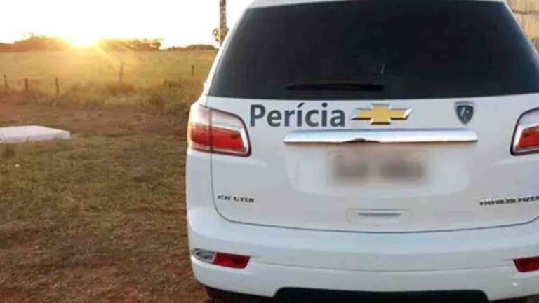 Trabalhador rural de 25 anos morreu após cair da carroceria de um caminhão e ser atropelado no Pantanal de Corumbá. Caso foi registrado como homicídio culposo.