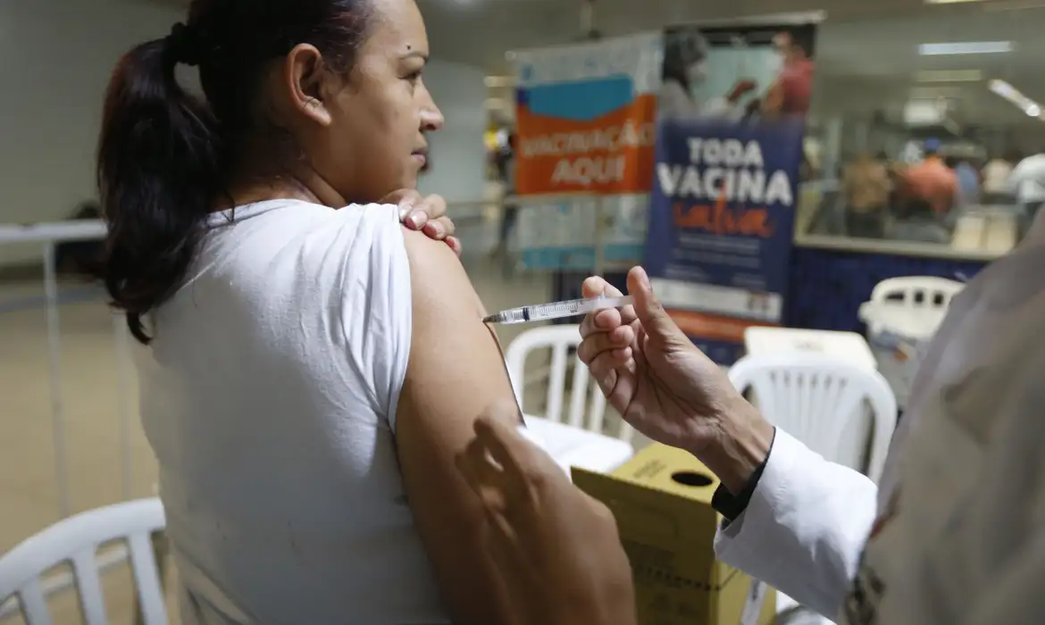 Você está visualizando atualmente Saúde antecipa vacinação contra gripe; campanha começa em 25 de março
