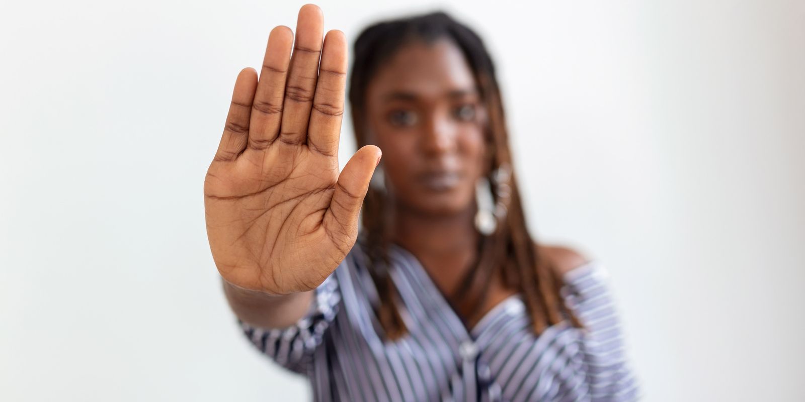 A cada 24 horas ao menos oito mulheres sao vitimas
