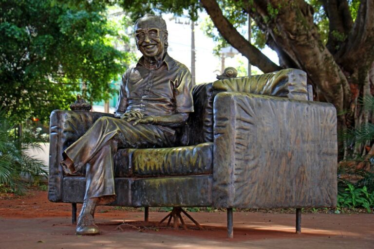 Artista visual Ique vistoria estátua de Manoel de Barros, e restauração deve começar nesta terça-feira