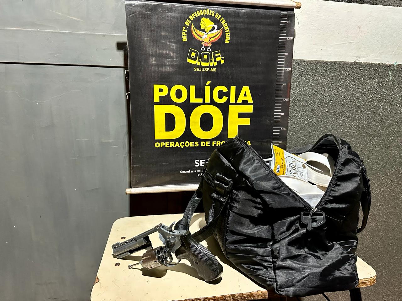 DOF prende mulher de 20 anos com revolver dentro de