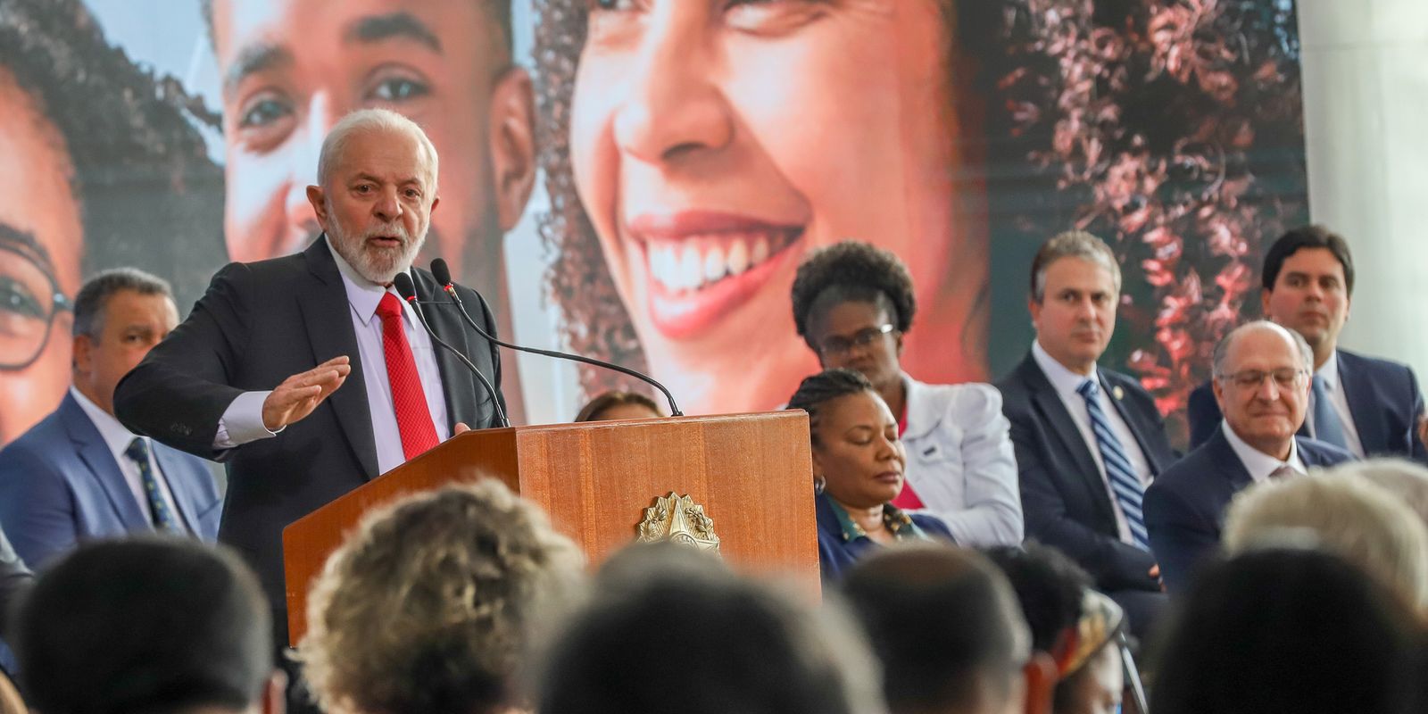 Governo anuncia construcao de 1178 creches e pre escolas