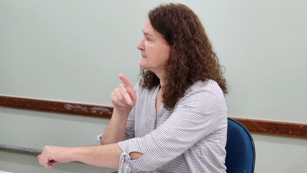 No Dia Internacional da Mulher professora surda de MS da