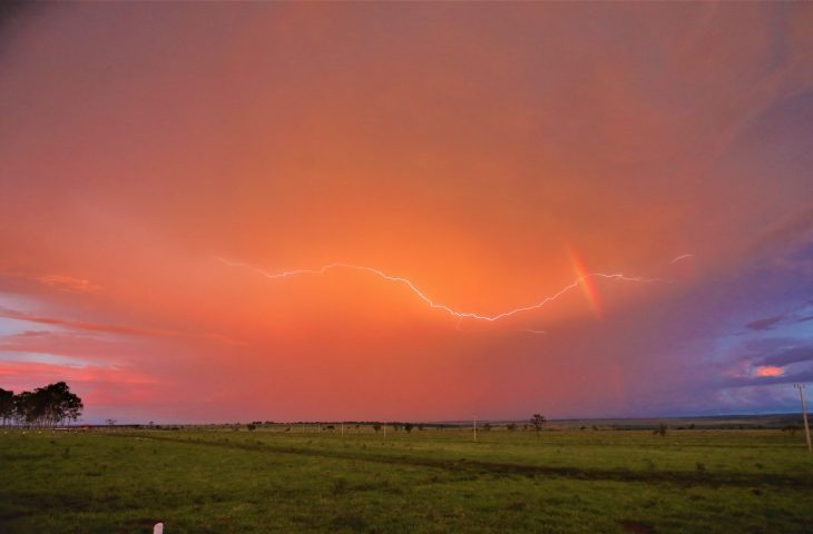 Previsão do tempo em MS indica sol, calor e chance de pancadas de chuva, com rajadas acima de 60 km/h.