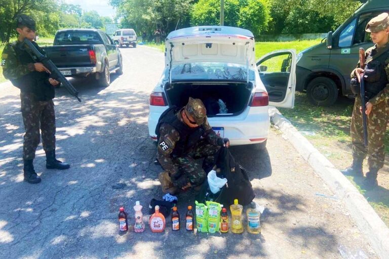 Equatoriano é preso pelo Exército com seis litros de cocaína diluída em Corumbá