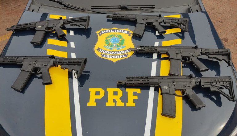 PRF apreende 46 kg de cocaína e cinco fuzis em abordagem a carreta que saiu de Corumbá