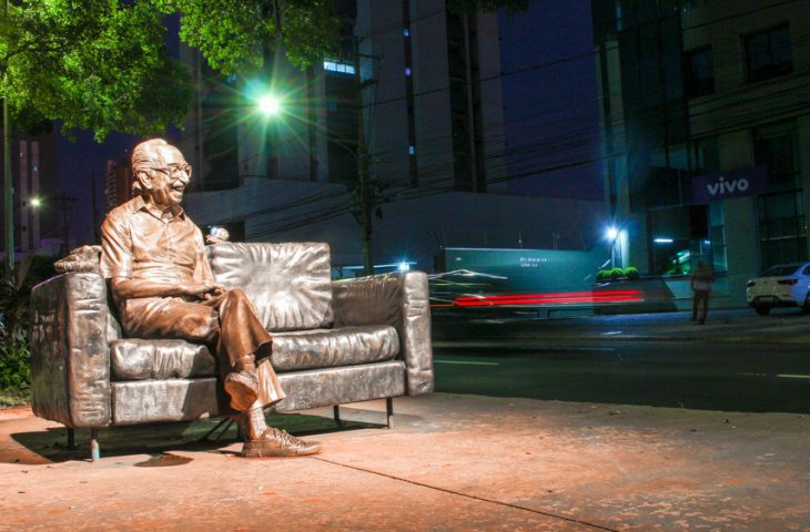 Estátua de Manoel de Barros ganha revitalização e iluminação cênica