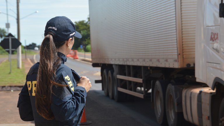 Operação Semana Santa: PRF alerta para ultrapassagens e uso de celular durante viagens