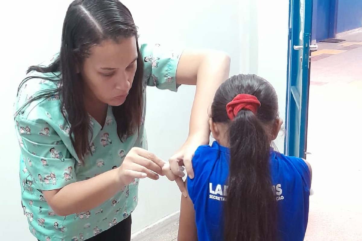 Leia mais sobre o artigo Ladário intensifica ações contra o Aedes aegypti com vacinação em escolas e borrifação