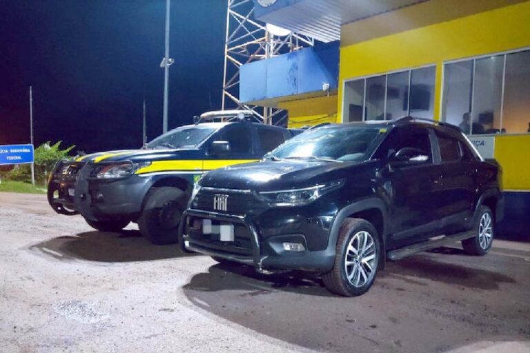 PRF recupera veículo roubado e com placas adulteradas em Corumbá