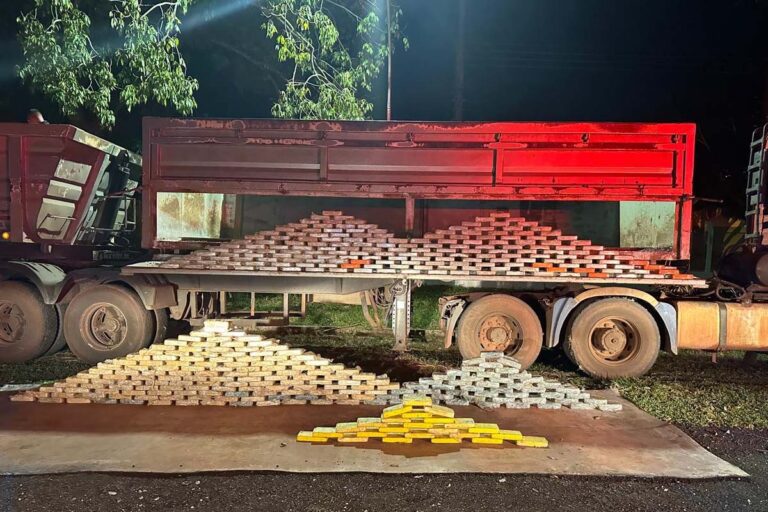 PRF apreende mais de 395 kg de drogas em carreta carregada com minério de ferro