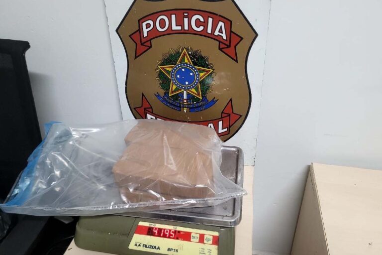 Casal boliviano é preso pelo exército com droga escondida em poltronas de ônibus